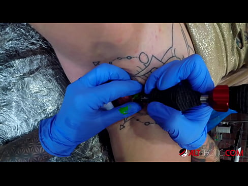❤️ Keçika pir tattookirî Sully Savage tattooek li ser klîtorê xwe kir. ❤️❌ Pornoya rûsî li ku.porn-93.ru ❌️❤